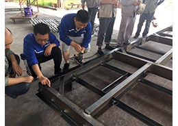 为客户试喷黑色底面合一防腐水漆